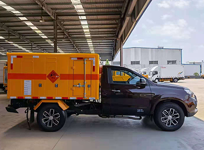 上高爆破器材运输车