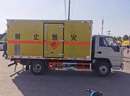 上高爆破器材运输车技术升级与安全合规新趋势